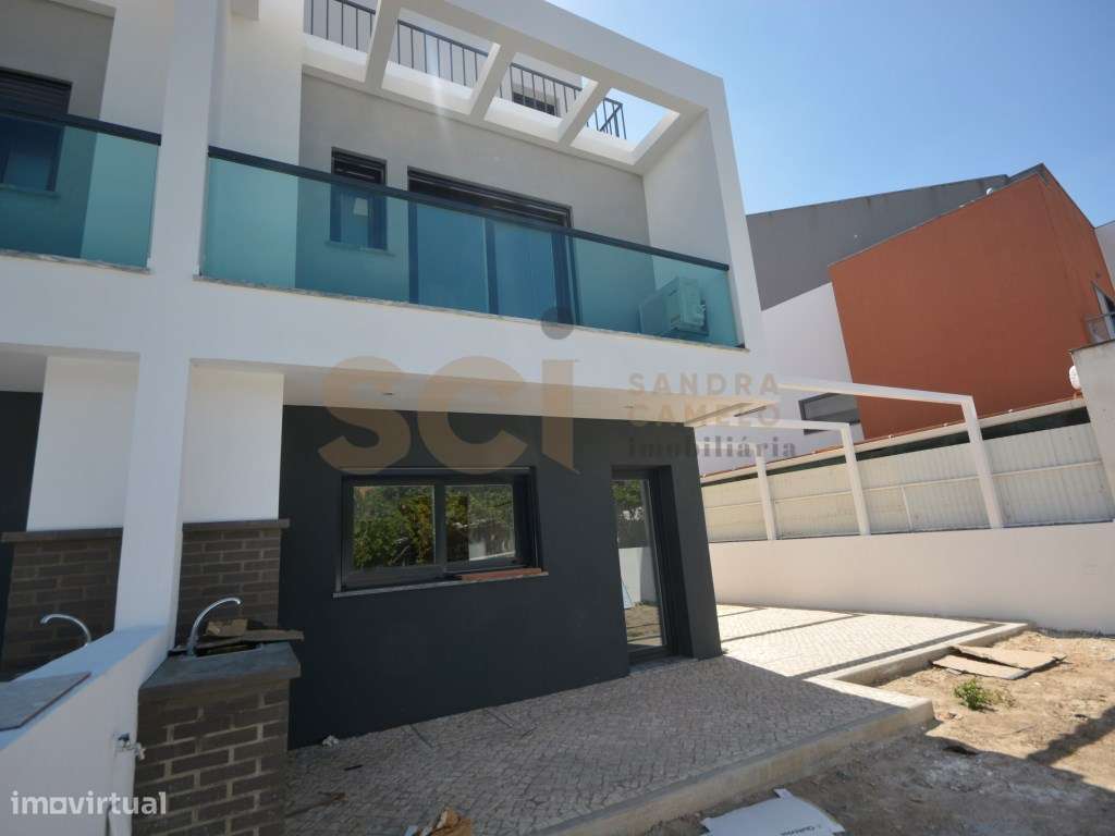 Moradia Nova T4 Fernão Ferro Áreas Amplas Pérgola e Piscina - Grande imagem: 4/23