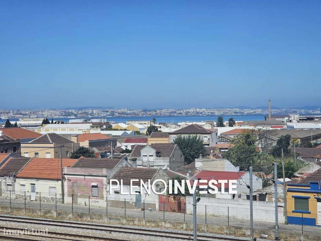 T3 de excelentes áreas com parqueamento no Barreiro-24