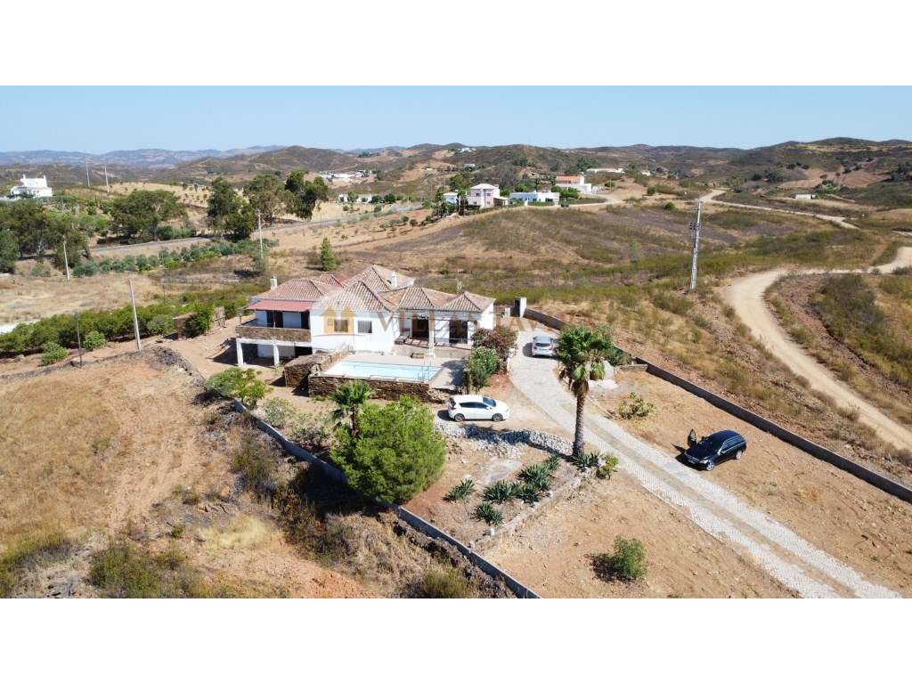 Moradia de estilo tradicional- Charme, vistas sob a Serra e Mar-5