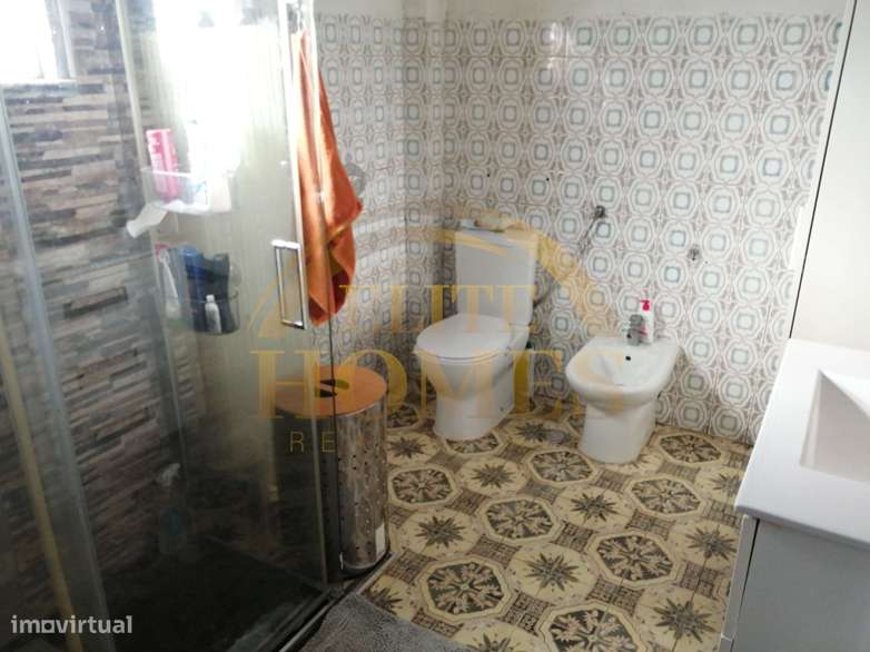 Moradia Bifamiliar com Potencial – Excelente Oportunidade de Investime-9