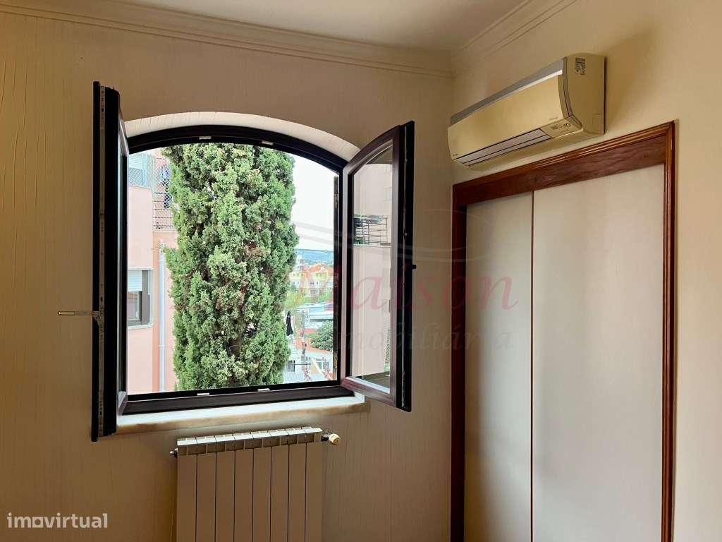 Moradia V4 Duplex no Centro de Loures-52