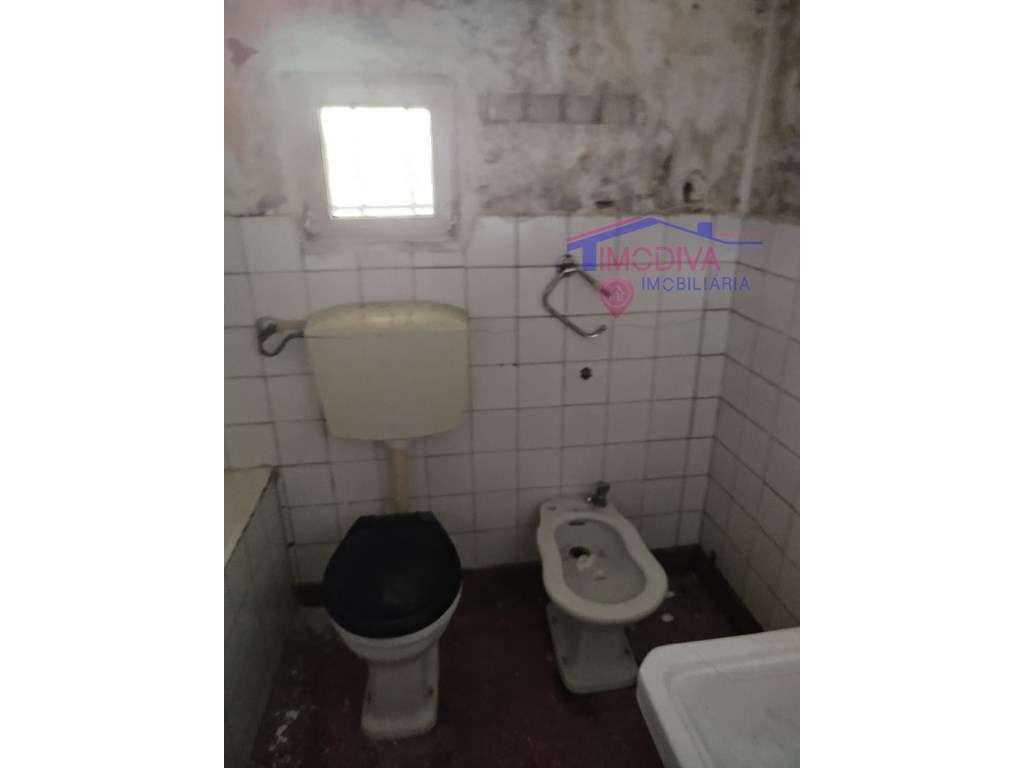 Moradia T2 com arrecadações, garagem e quintal em Constância-14