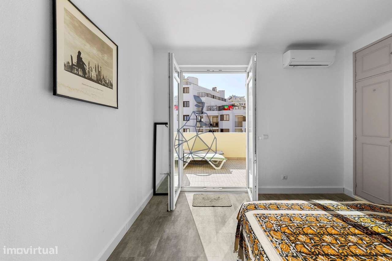 Apartamento Duplex T3 mobilado,  3 casa de banho ,Terraço, Vista Mar A-28
