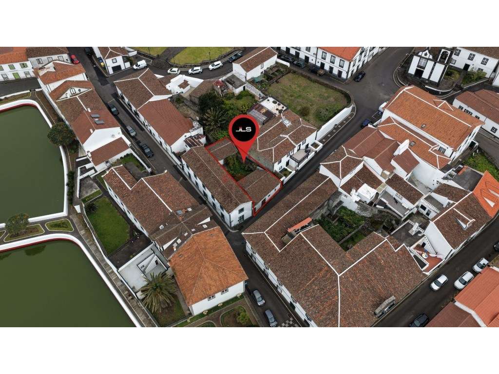 Oportunidade Única: Moradia para Remodelar no Coração de Santa Cruz... - Grande imagem: 2/16