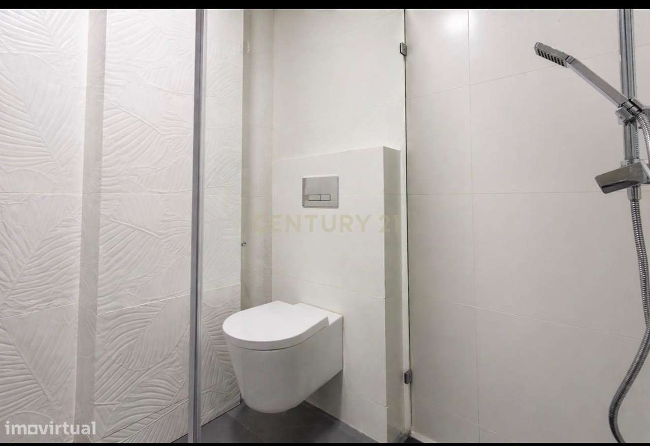 T5 completamente renovado, com 2 Suítes  em zona nobre de Coimbra OPOR-18