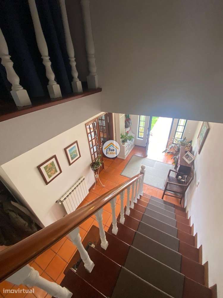 Moradia Geminada  de um dos lados do outro tem entarada e jardim em to-34