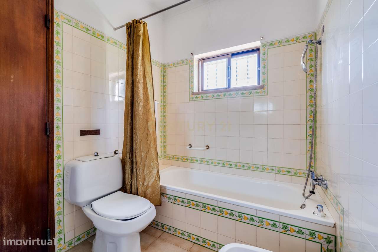Moradia Bifamiliar T3 + T1 com Piscina  junto aos Campos de Golfe de A-14