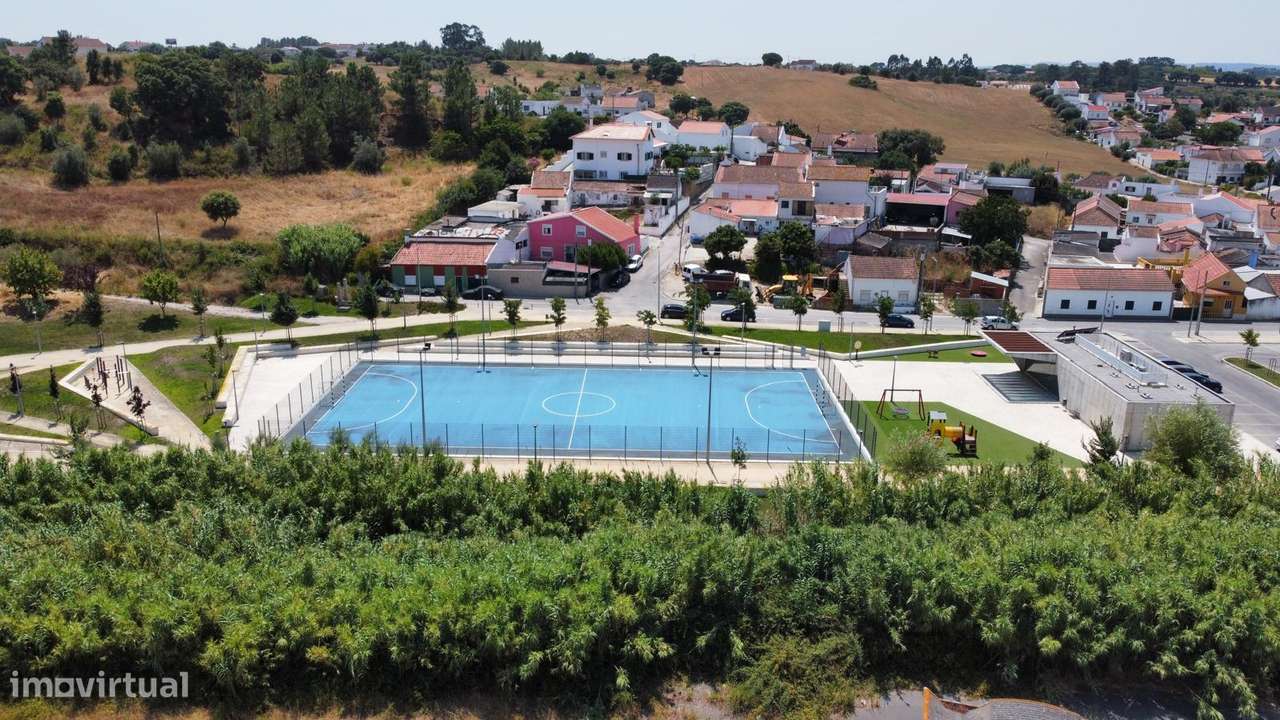 Apresento terreno junto ao centro de Aveiras de Cima-4