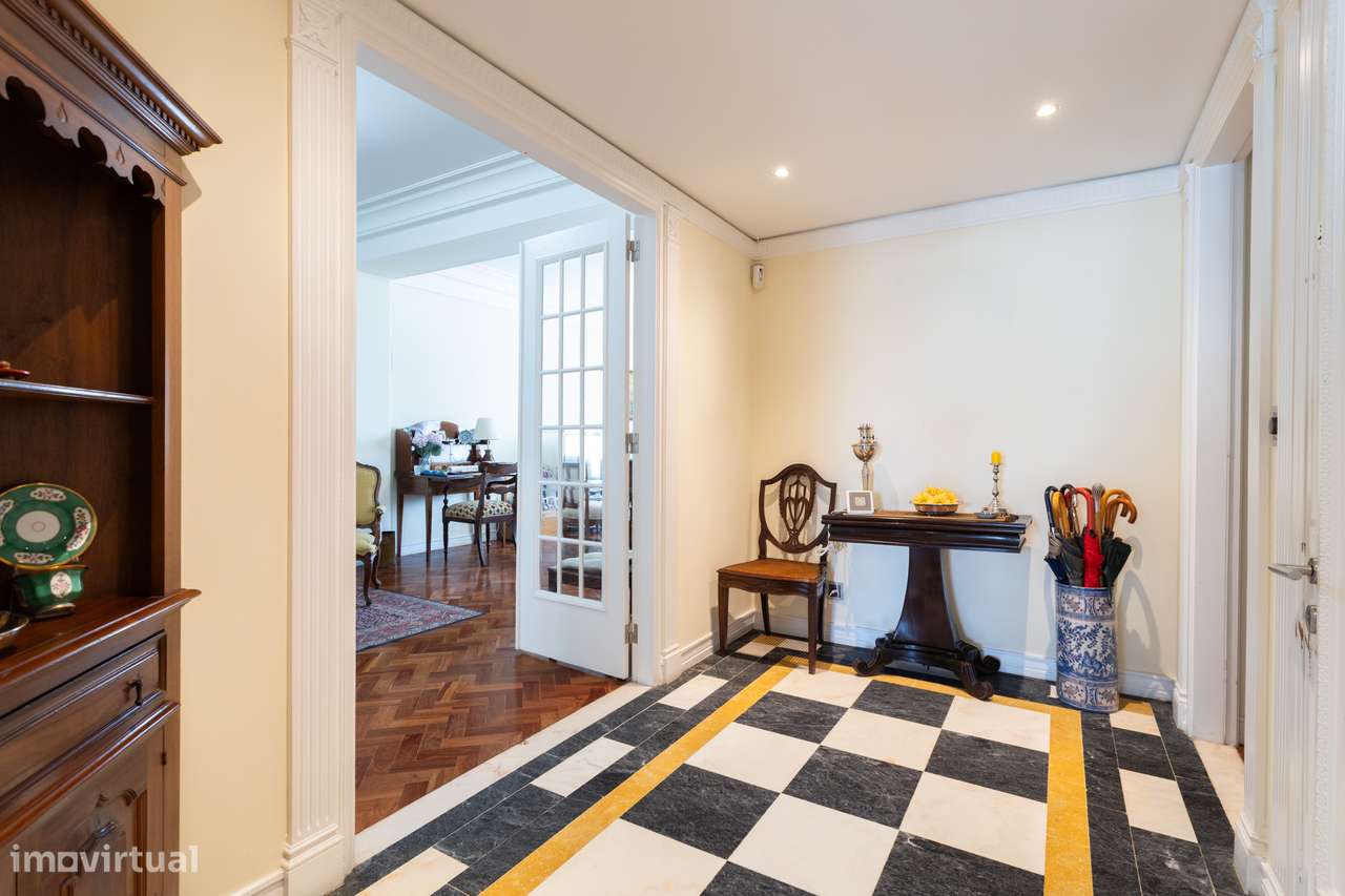 Apartamento Luxuoso na Avenida da República: 6 Quartos com Varandas e - Grande imagem: 2/36