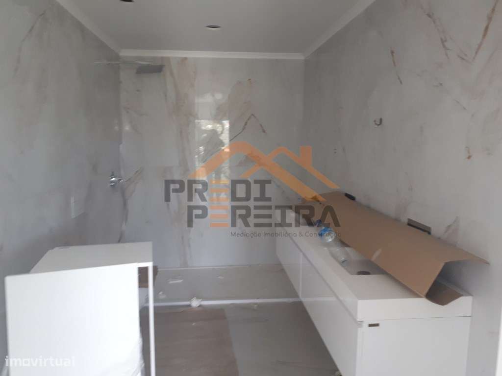 Situada em Santa Iria da Azóia, moradia T5 com piscina aquecida e r... - Grande imagem: 5/14