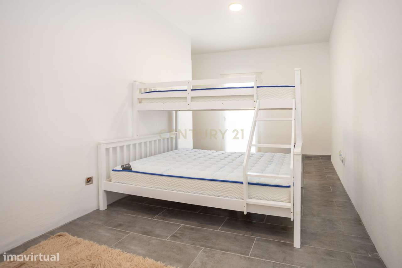 Moradia T2 Renovada com Quintal e Jardim – O Refúgio Ideal para Viver-10