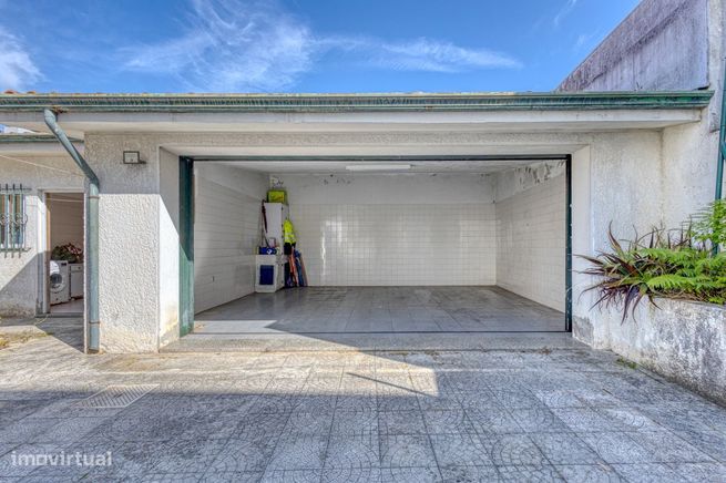 Moradia T5 em S. Félix da Marinha com garagem próximo da praia-32