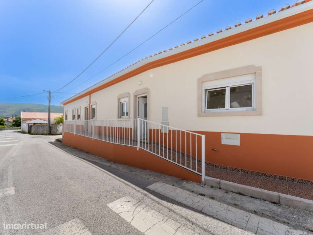 Moradia térrea, nova, geminada em zona tranquila dentro de aldeia-52