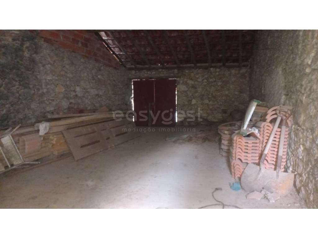 Moradia T2 para remodelar no Centro de Amiais de Baixo.-18