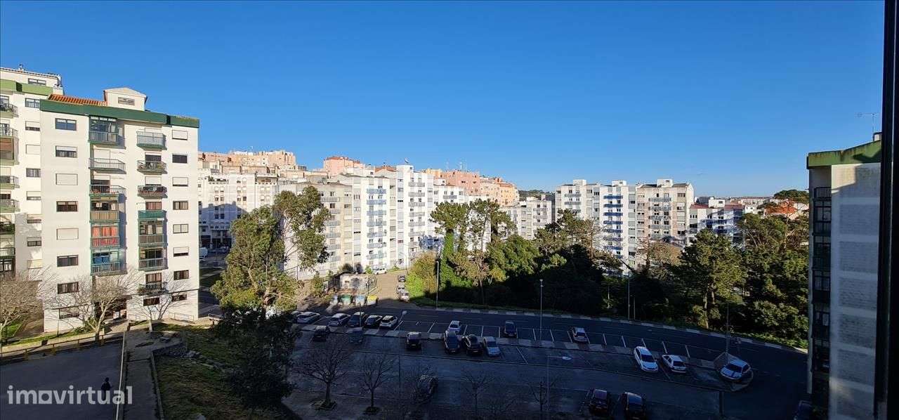 Apartamento T2 com Boa Exposição Solar em Rio de Mouro-16