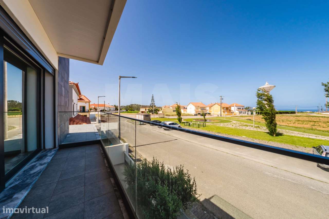 Moradia T3+2 Moderna com Vista Mar e Terraço Panorâmico-47