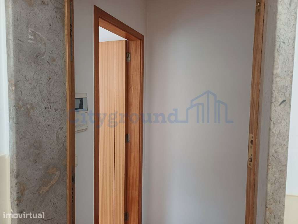 Excelente prédio renovado, de 10 fracções, em Benfica-21