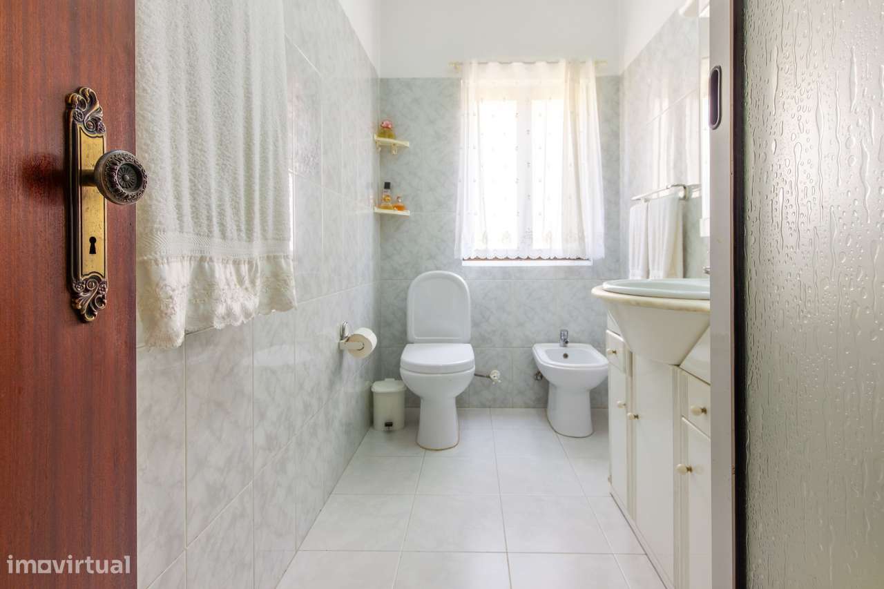 Moradia T5 isolada com jardim e terraço em Quinta do Conde-23