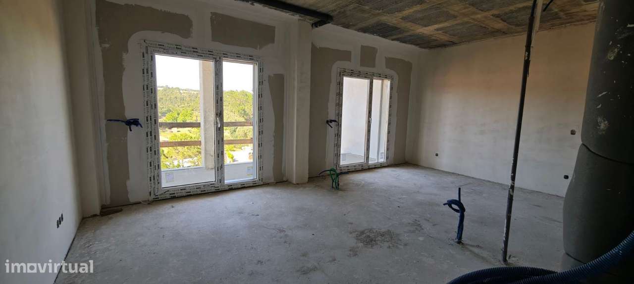 Apartamento T4 com varanda e garagem. Junto à cidade-7