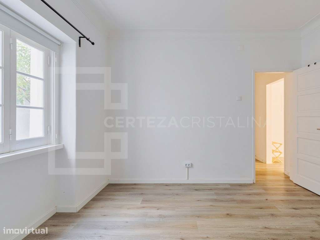 Apartamento T2 com logradouro no coração de Almada-14