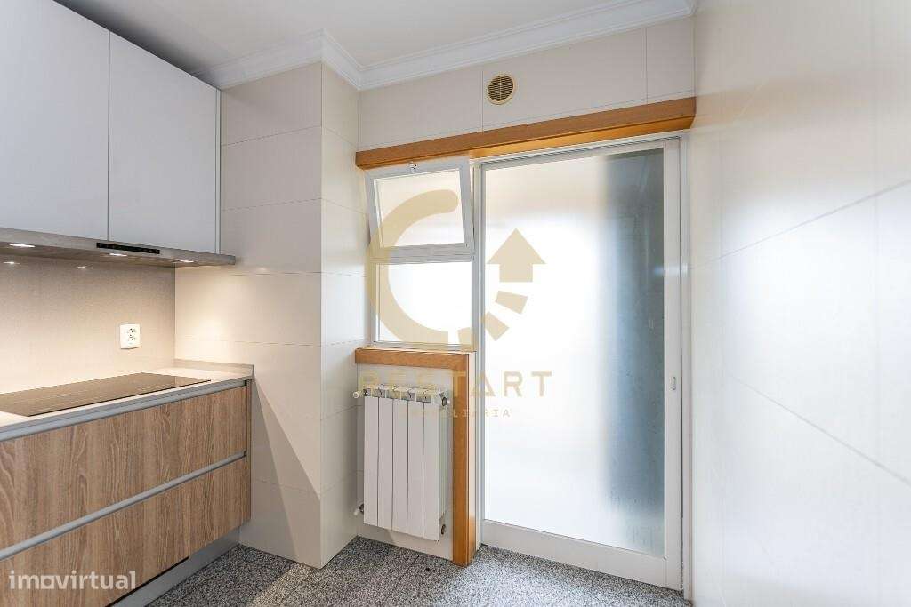 Apartamento T3 com excelente exposição solar, box fechada e junto ao m-52