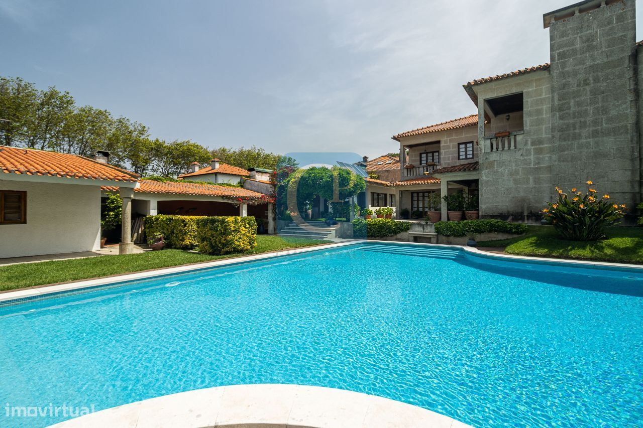 Moradia de quatro frentes com piscina, à praia de Miramar