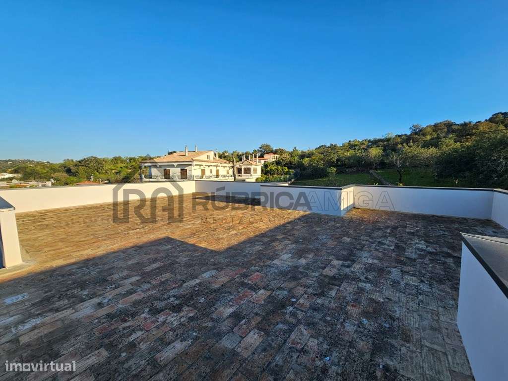 Moradia V3 renovada, com logradouro e anexo-27