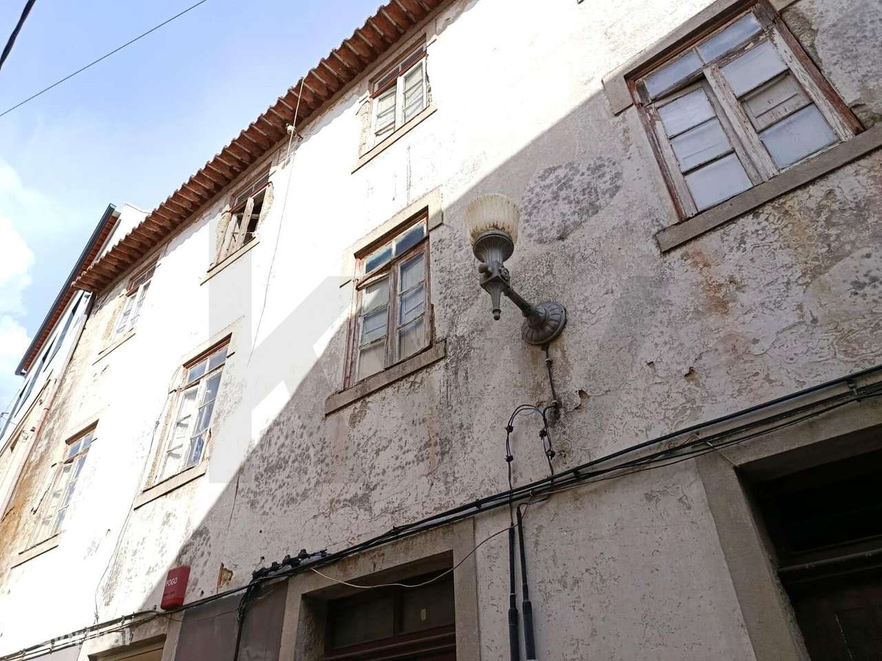 Prédio de 3 andares com logradouro e 6 frações (4 apartamentos e 2 loj - Grande imagem: 3/27