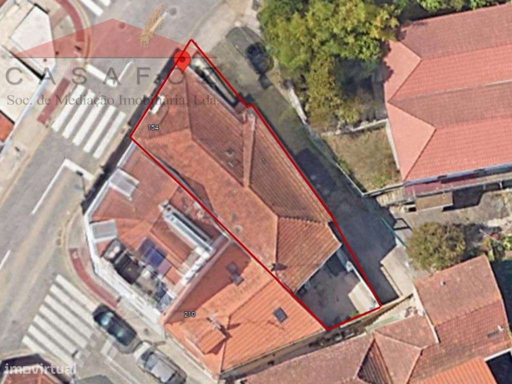 Lordelo do Ouro - Moradia de gaveto para recuperação total-4