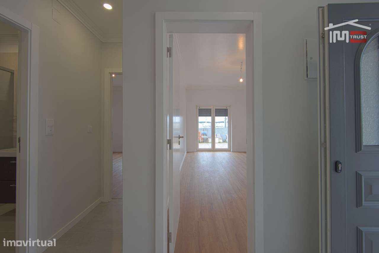 Moradia T4 de Excelência com Box para 4 Viaturas e Ótimos Acessos - Grande imagem: 5/36