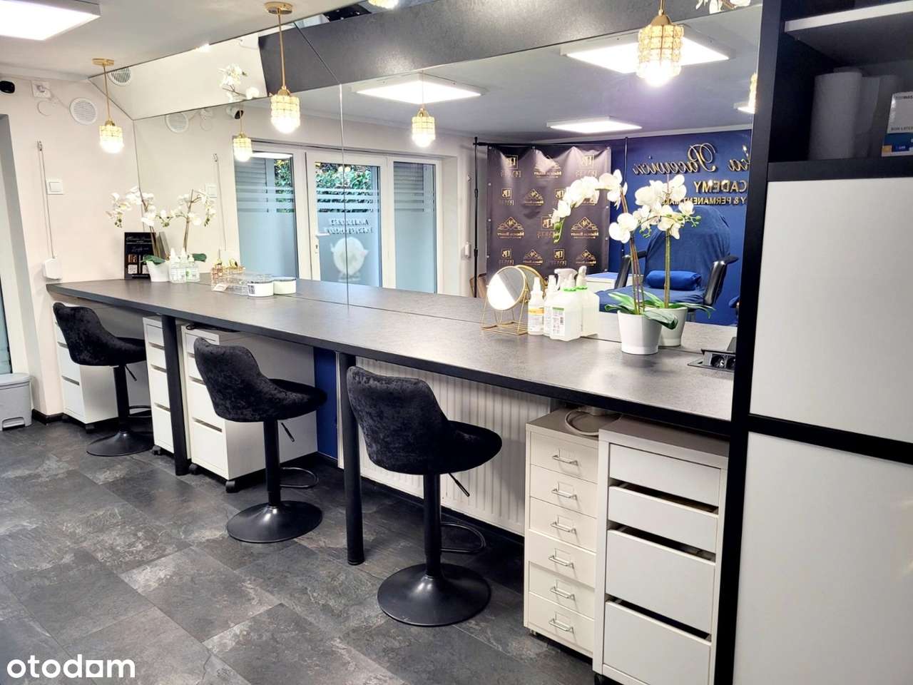 Lokal usługowy z dużą witryną, idealny na biuro/gabinet/fryzjera-8