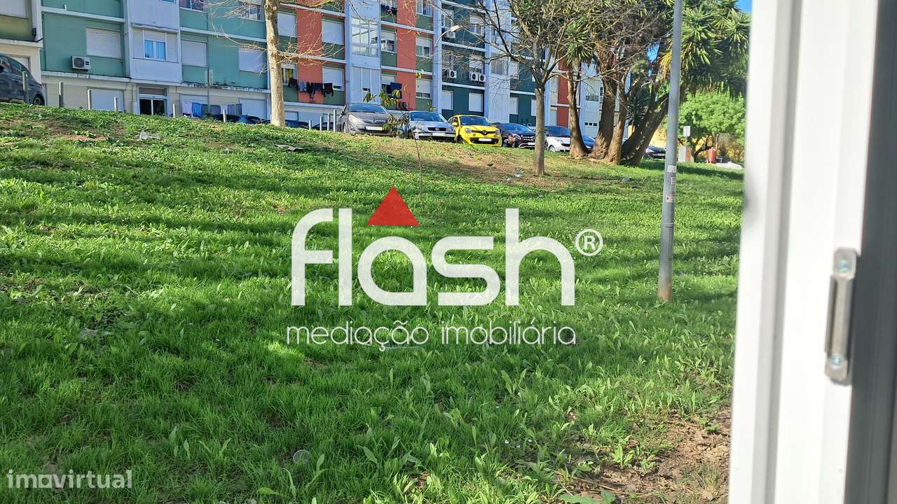 Apartamento T2 Remodelado em Benfica-7