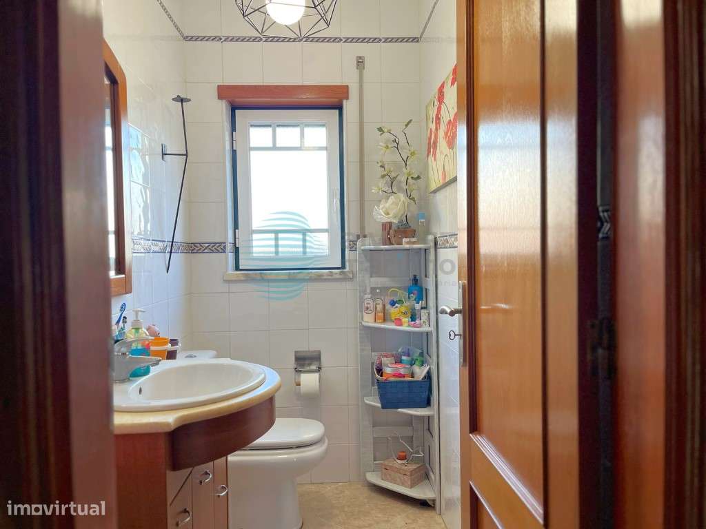 Moradia V3 situada no centro do Bombarral-8