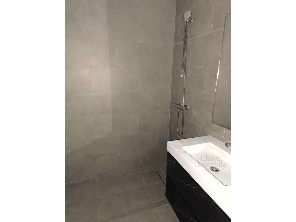 Apartamento T2 de luxo a estrear no Alto de São João-11
