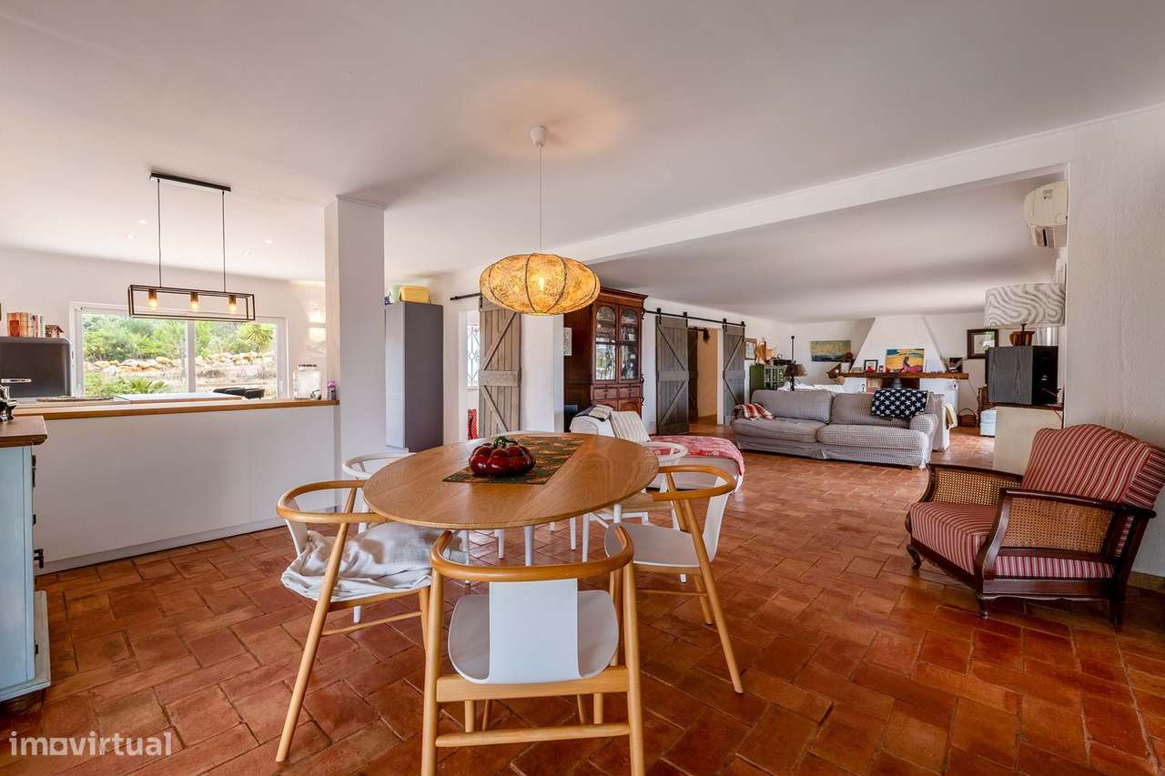 PROPRIEDADE COM CARÁCTER, ESPAÇOSA, COM PISCINA E TERRAÇO NA COBERTURA - Grande imagem: 3/33