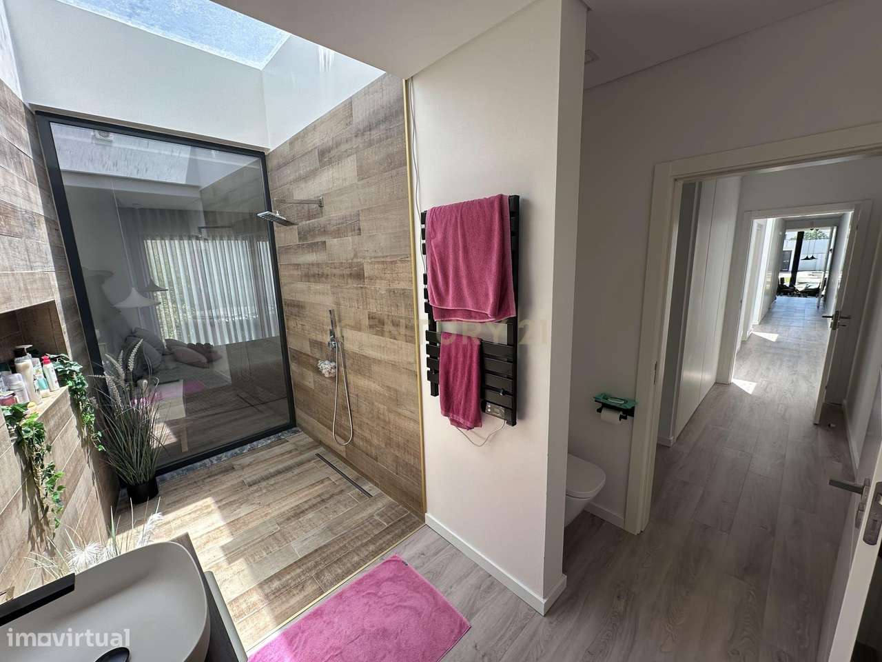 Moradia Térrea com Piscina aquecida e excelente jardim. Localizada em-29