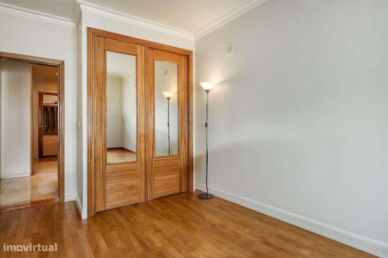 Apartamento T2 com Terraço Incrível || Costa da Caparica-11