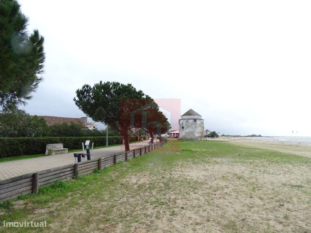 Edifício habitacional e Moinho para recuperar em Alcochete-18