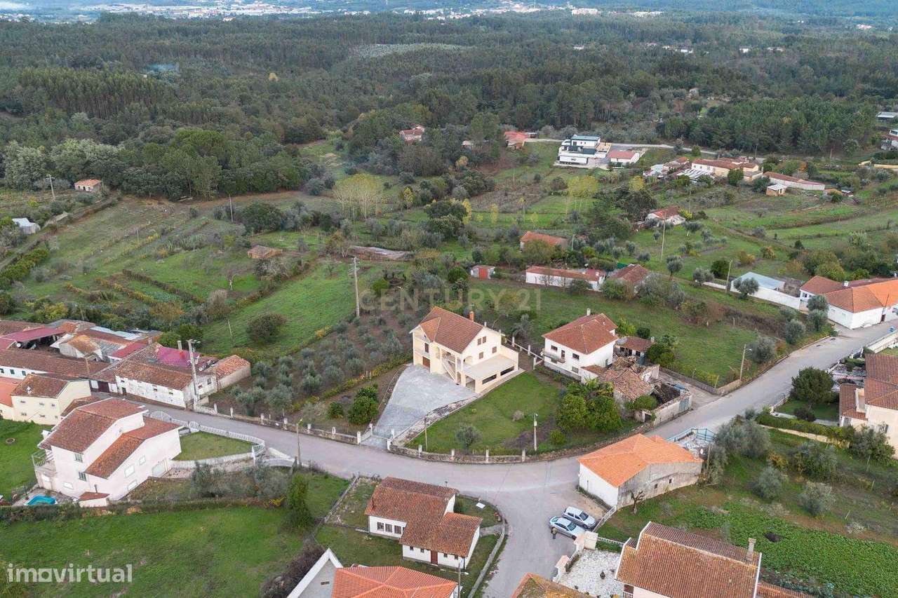Vende-se Moradia T4 na Póvoa da Abraveia – Vila Nova de Poiares-35