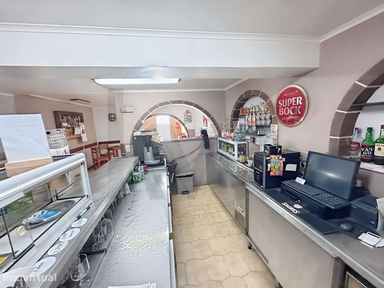 Moradia T4 com 2 Espaços de Comércio, no centro de Vila do Porto. - Grande imagem: 4/26