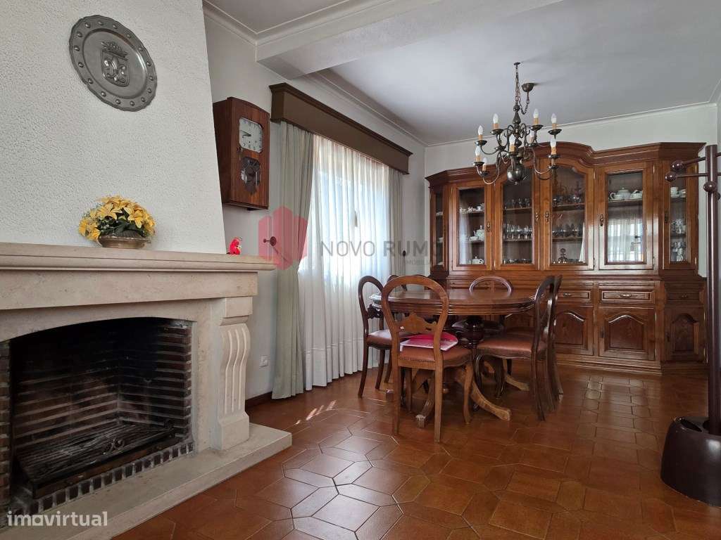 Moradia T3 de três frentes, com três pisos, anexos e garagem, inser...-7