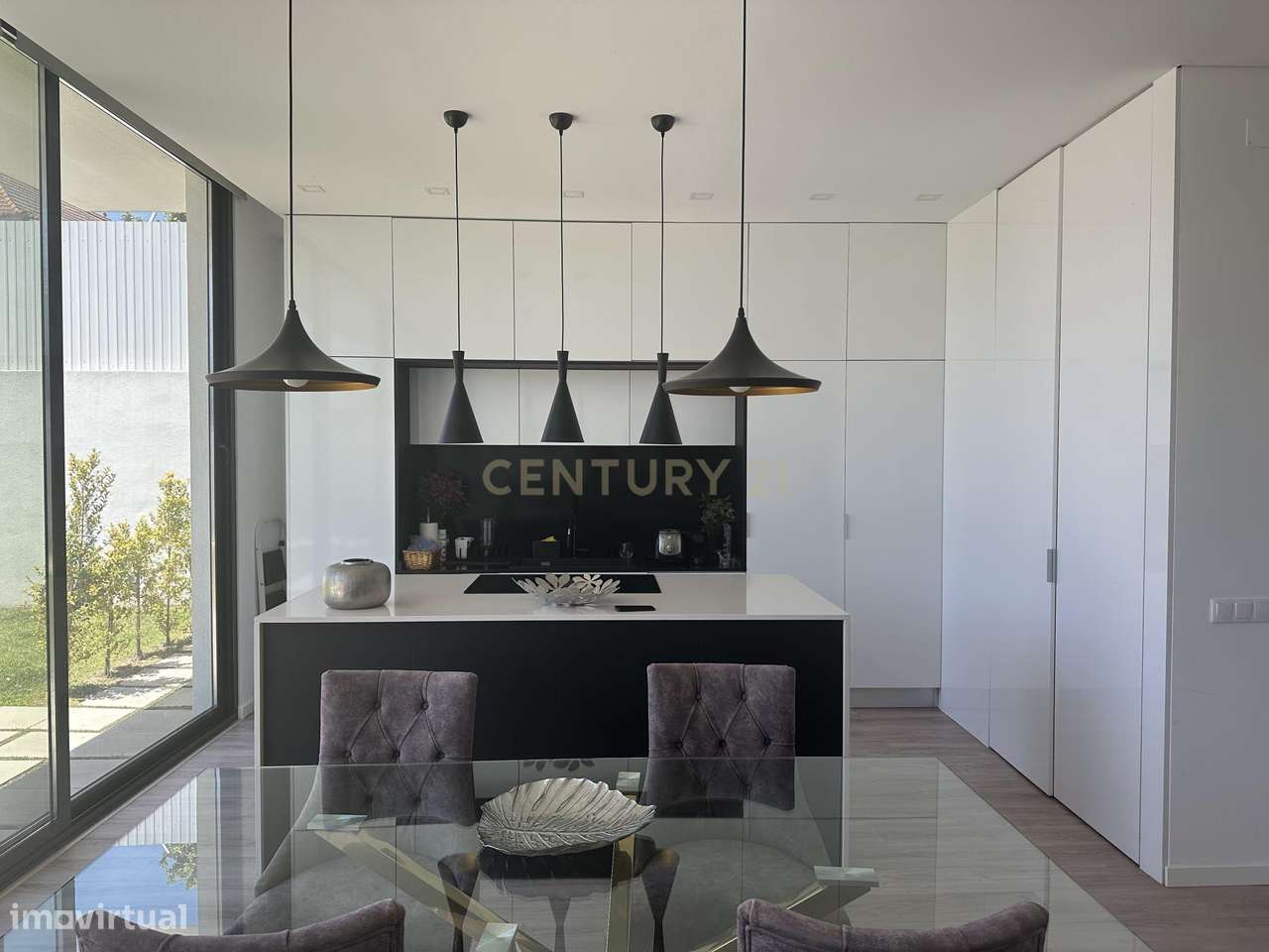 Moradia Térrea com Piscina aquecida e excelente jardim. Localizada em-22