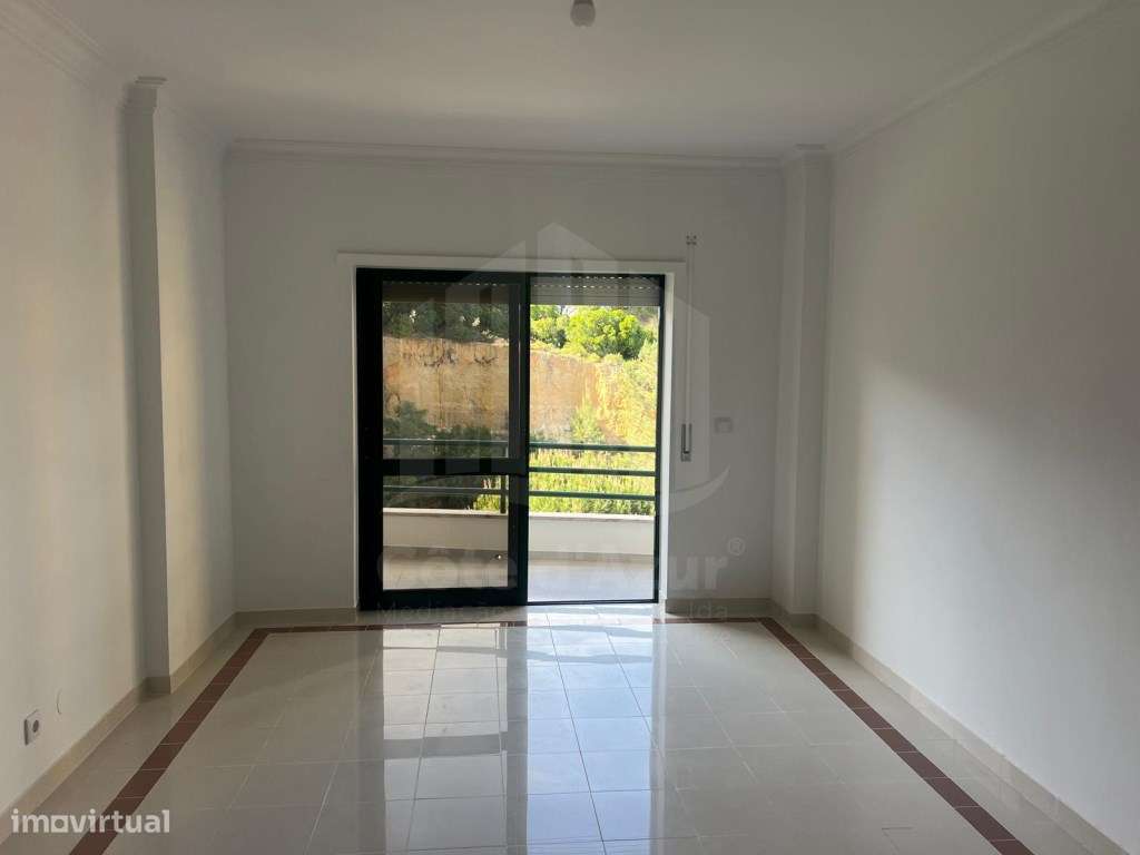 Apartamento T3 Parque da Paz no Feijó com Arrecadação e duas Varandas.-9