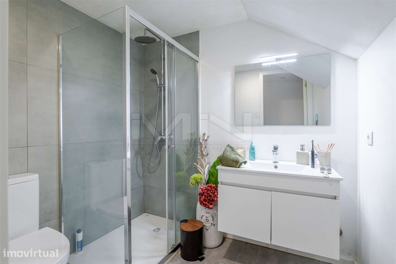 Moradia T4 de 4 Frentes: Elegância e Versatilidade a 2km do Freixo-28