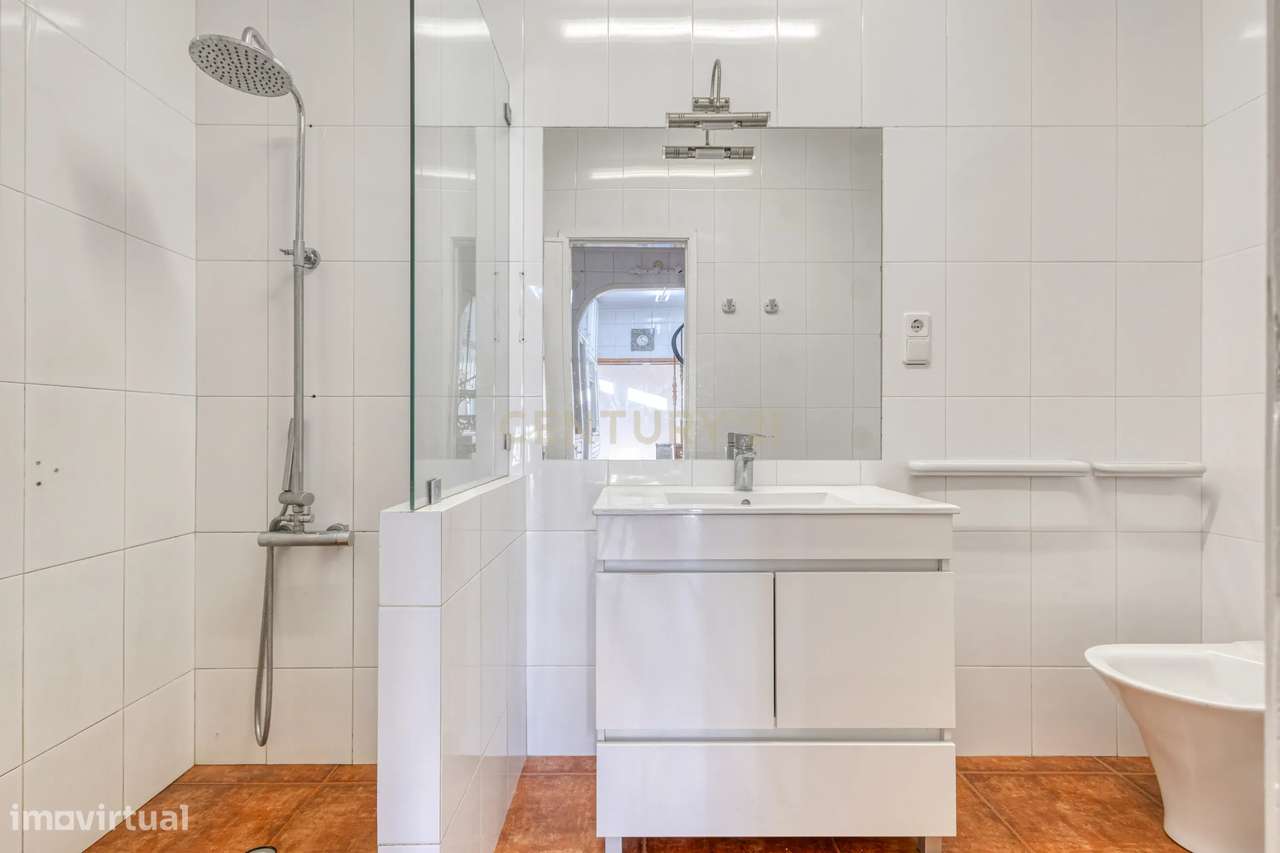 Moradia T3 com 4 frentes e garagem junto a igreja da Santa Rita-35