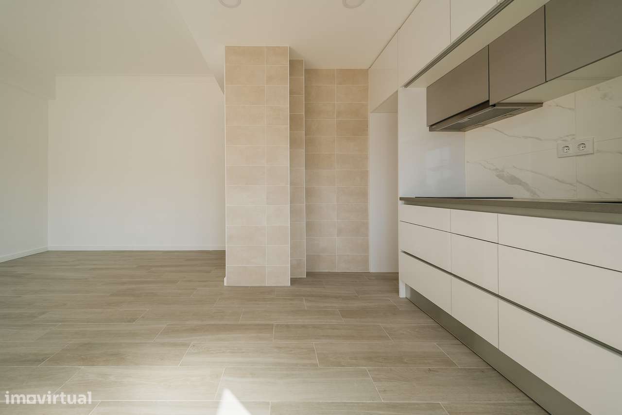 Apartamento T3 Totalmente Remodelado em Santa Clara | Varanda-2