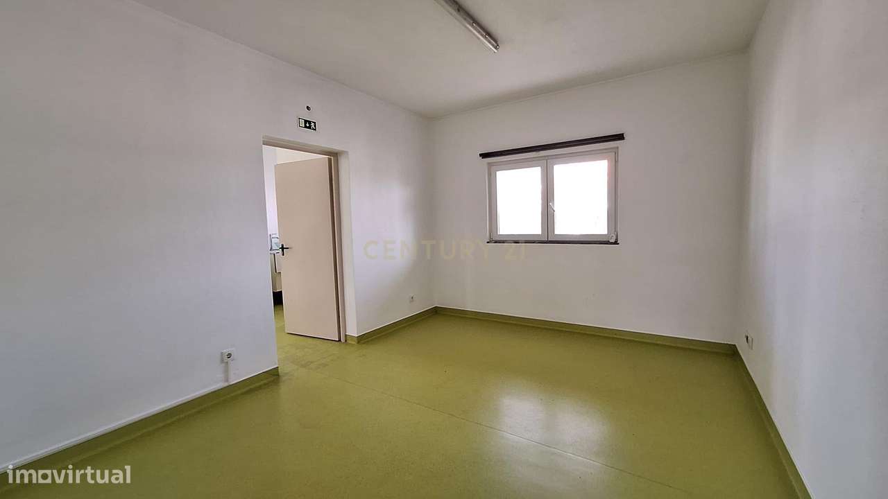 Predio com espaço comercial e a apartamento t3 em Pêra - Grande imagem: 4/41