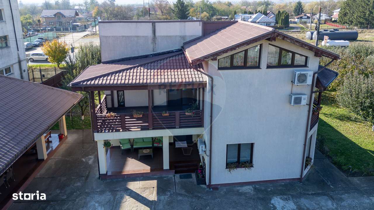 Vilă cu 7 camere de vânzare în zona Centrală Orașul  BUHUȘI - Imagine principală: 2/20