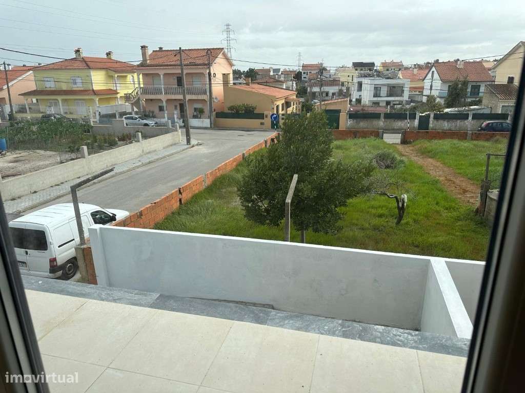 Moradia Geminada em Fernão Ferro, Redondos-23