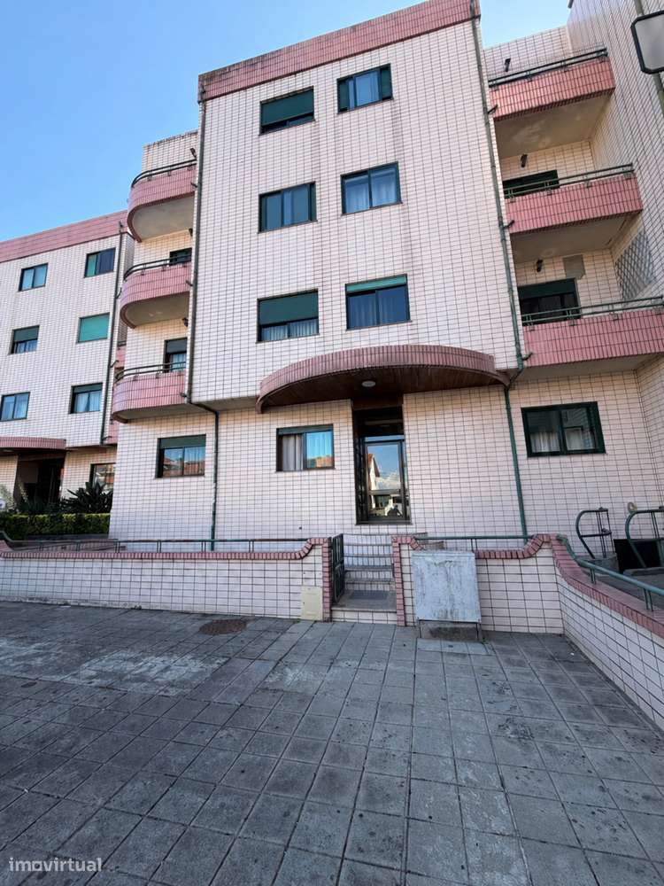 Apartamento T2 | Garagem | Varandas | Metro | Rio Tinto-0